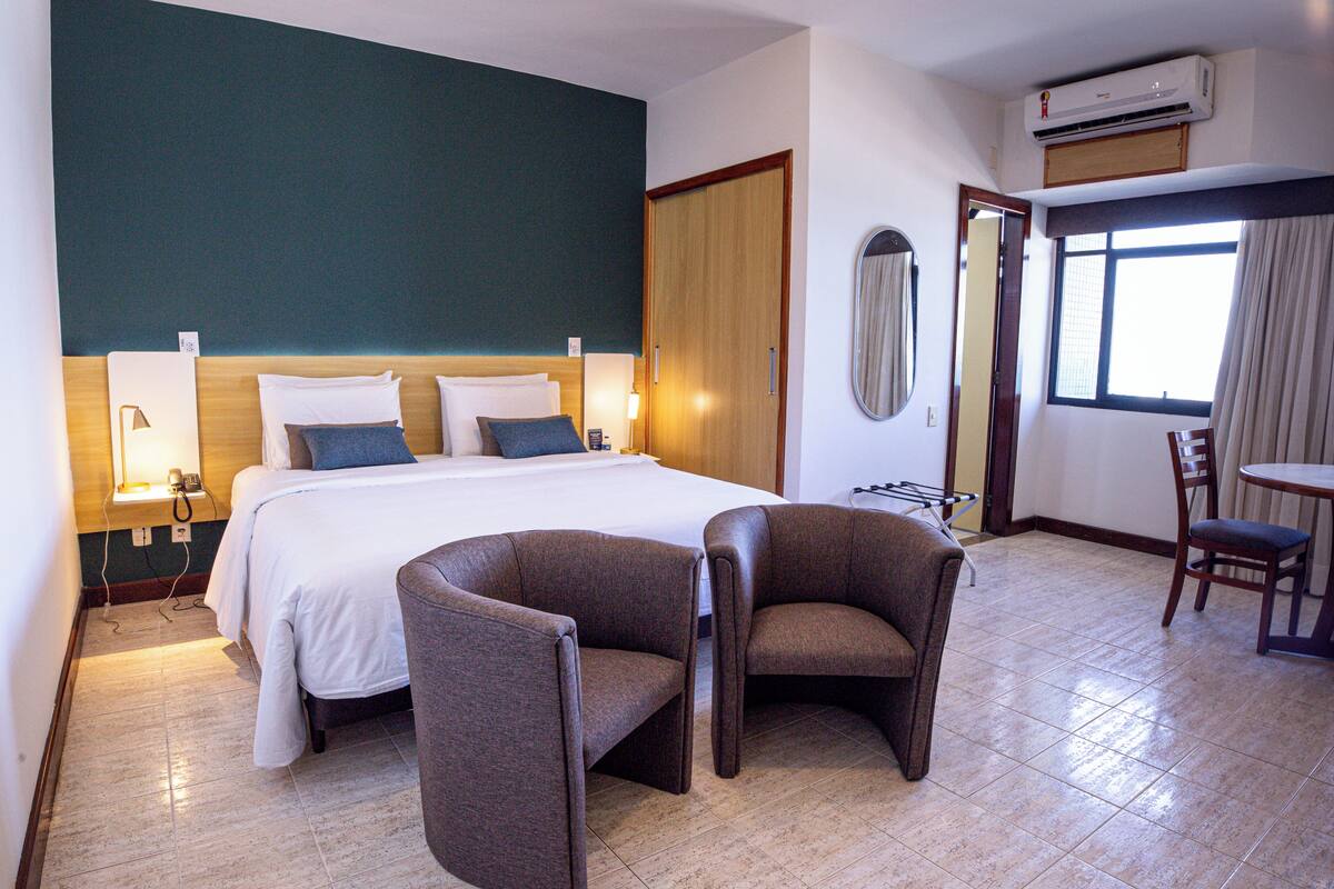 Phòng đôi Cao cấp, quang cảnh biển, đối diện biển | Minibar, bàn, khu vực làm việc phù hợp cho laptop, màn/rèm cản sáng 