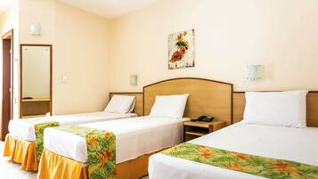 Habitación triple ejecutiva, vistas al mar, mirando al mar | Minibar, escritorio, espacio para trabajar con un portátil