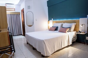 Minibar, desk, laptop workspace, blackout curtains - Portobello Pituba Praia (Salvador)