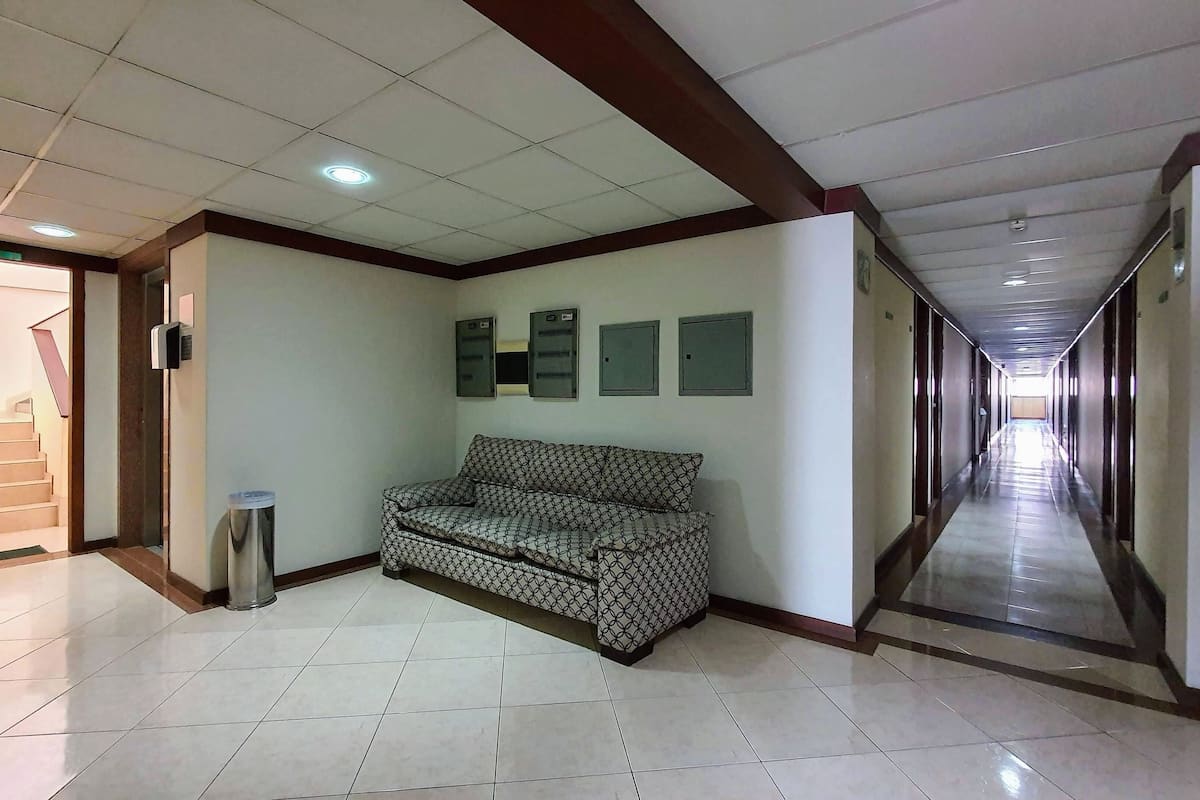 32-inch flat-screen tv with cable channels, tv