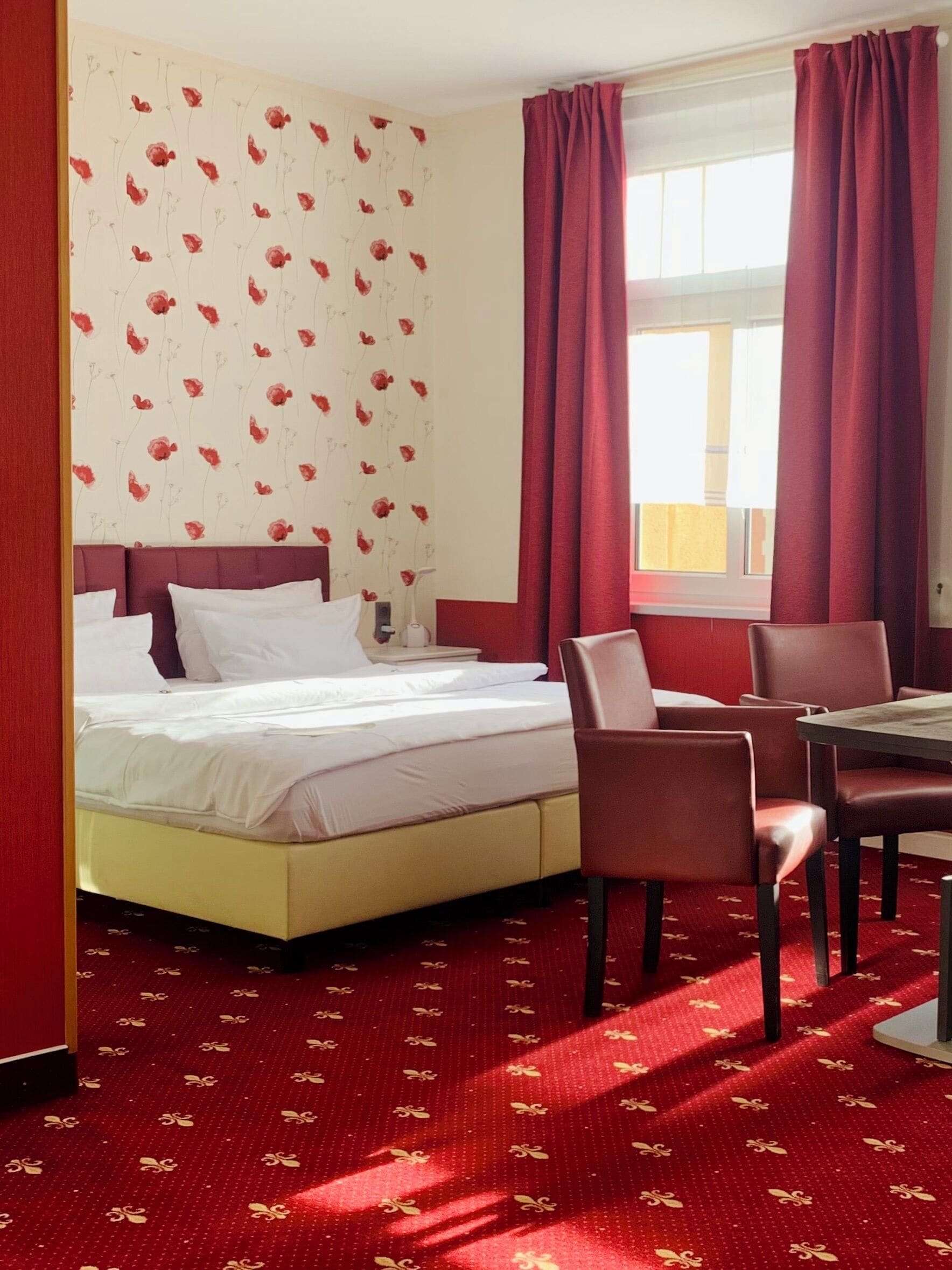 CONNE-L |  高級寢具、特厚豪華床墊、房內夾萬、書桌