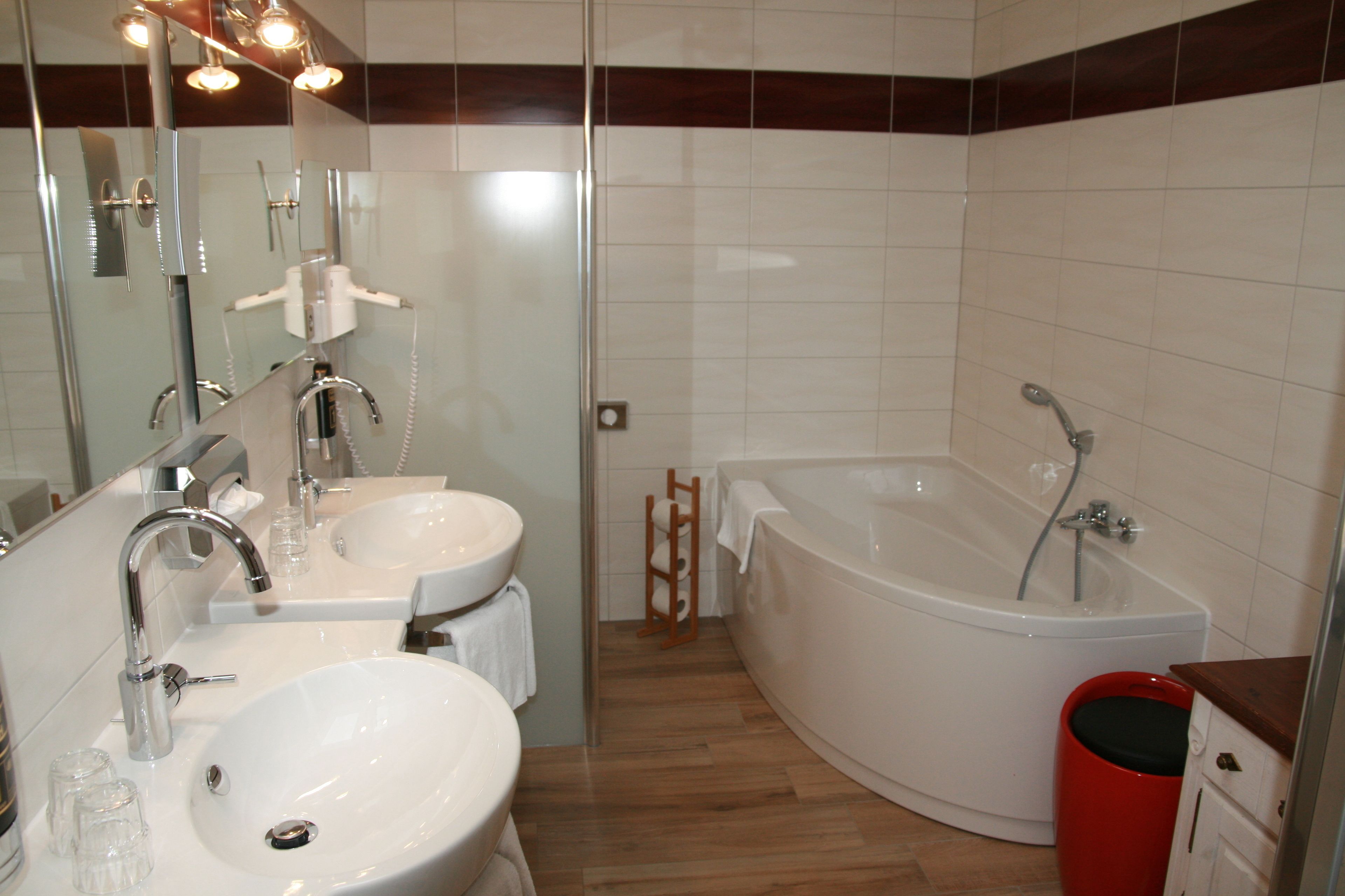 zweites zuhause | bathroom | shower, hydromassage showerhead, free toiletries, hair dryer