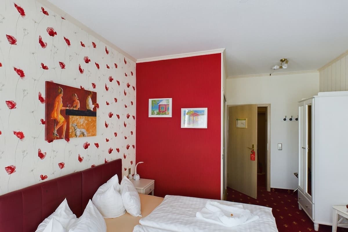 CONNE-M | 1 bedroom, premium bedding, pillow-top beds, in-room safe