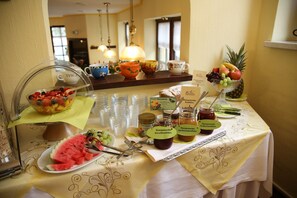 Petit déjeuner buffet servi tous les jours en supplément