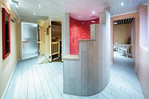 A room with a wooden floor, a red tiled wall, and a white ceiling. - Hotel Alt-Connewitz (Leipzig)