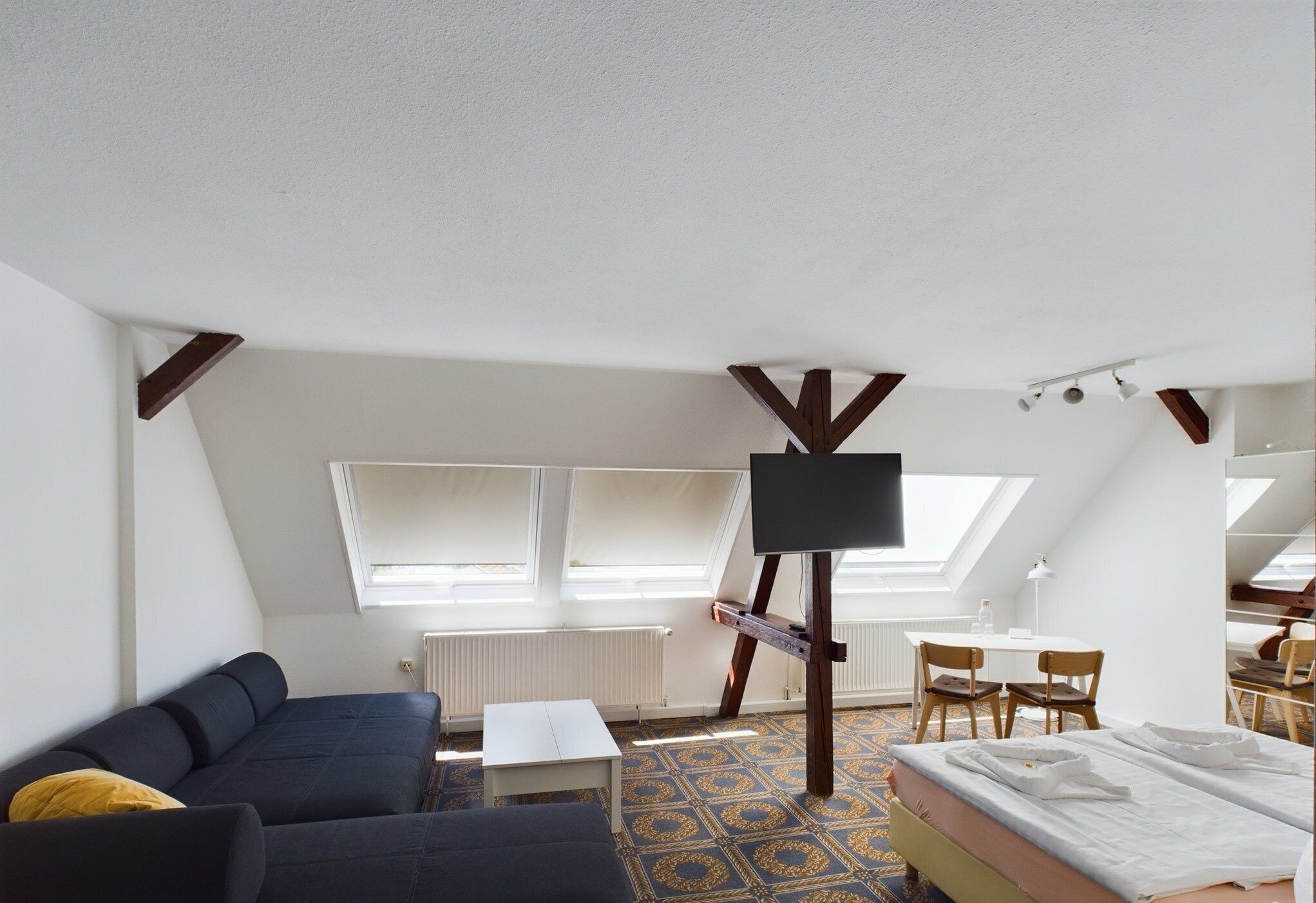 Zweites Zuhause | 高級寢具、特厚豪華床墊、房內夾萬、書桌