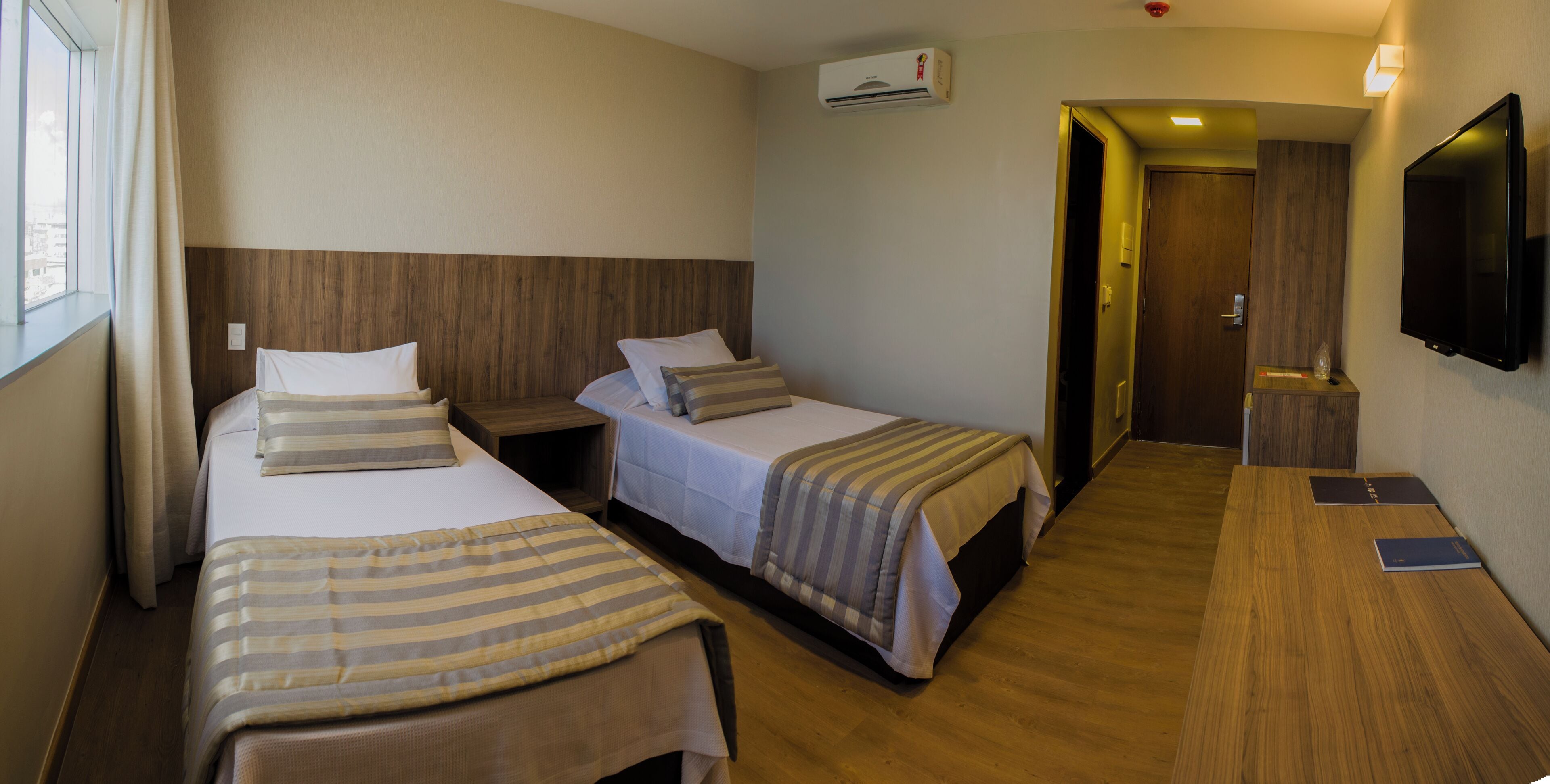 Minibar, caixa forta a l&#x27;habitació i escriptori 