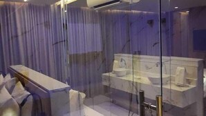 Suite Luxo Vista Mar | Minibar, safe på rommet, skrivebord og lydisolert