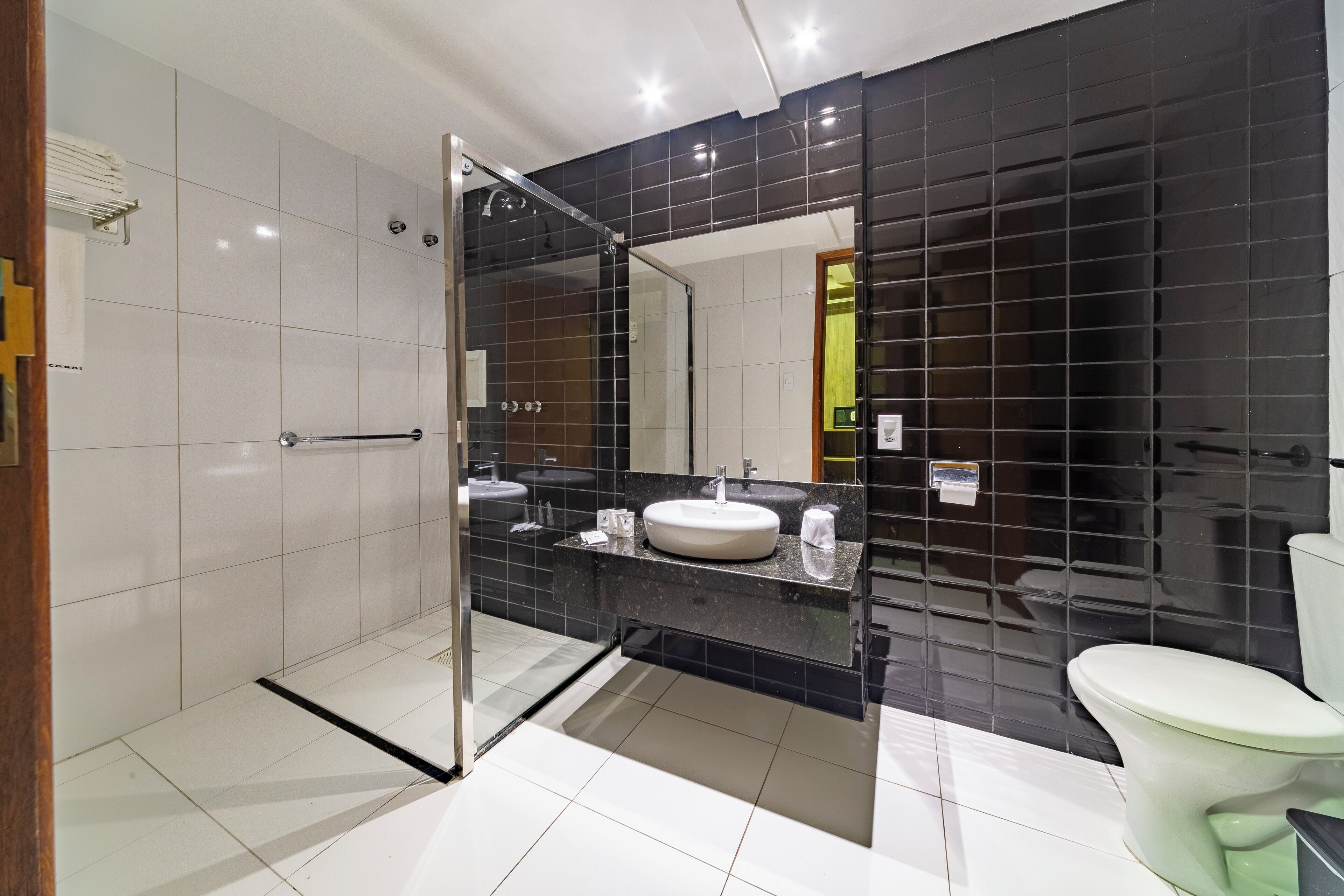 Habitación triple estándar | Baño | Ducha, artículos de higiene personal gratuitos y toallas