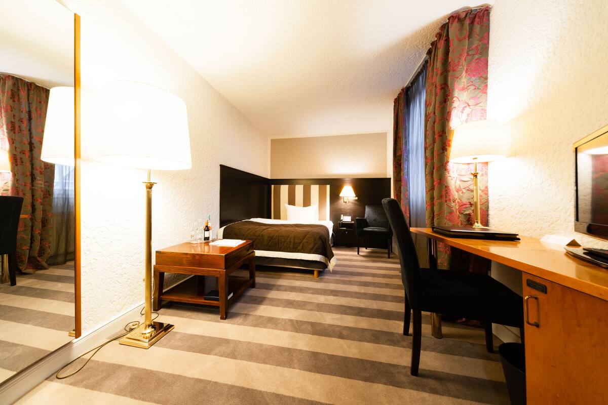 Enkelrum | Minibar, värdeförvaringsskåp på rummet och skrivbord