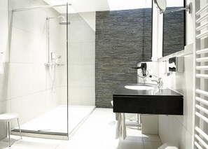 Double Room | Bathroom | Shower, designer toiletries, hair dryer, bathrobes - Romantik Hotel Walhalla (Osnabrueck)