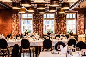 Breakfast and dinner served, international cuisine - Romantik Hotel Walhalla (Osnabrueck)