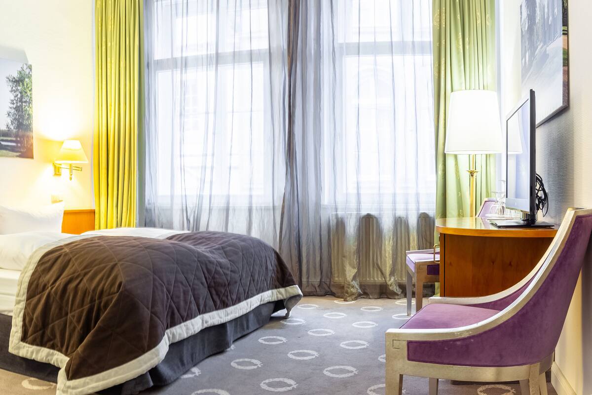 Minibar, värdeförvaringsskåp på rummet och skrivbord