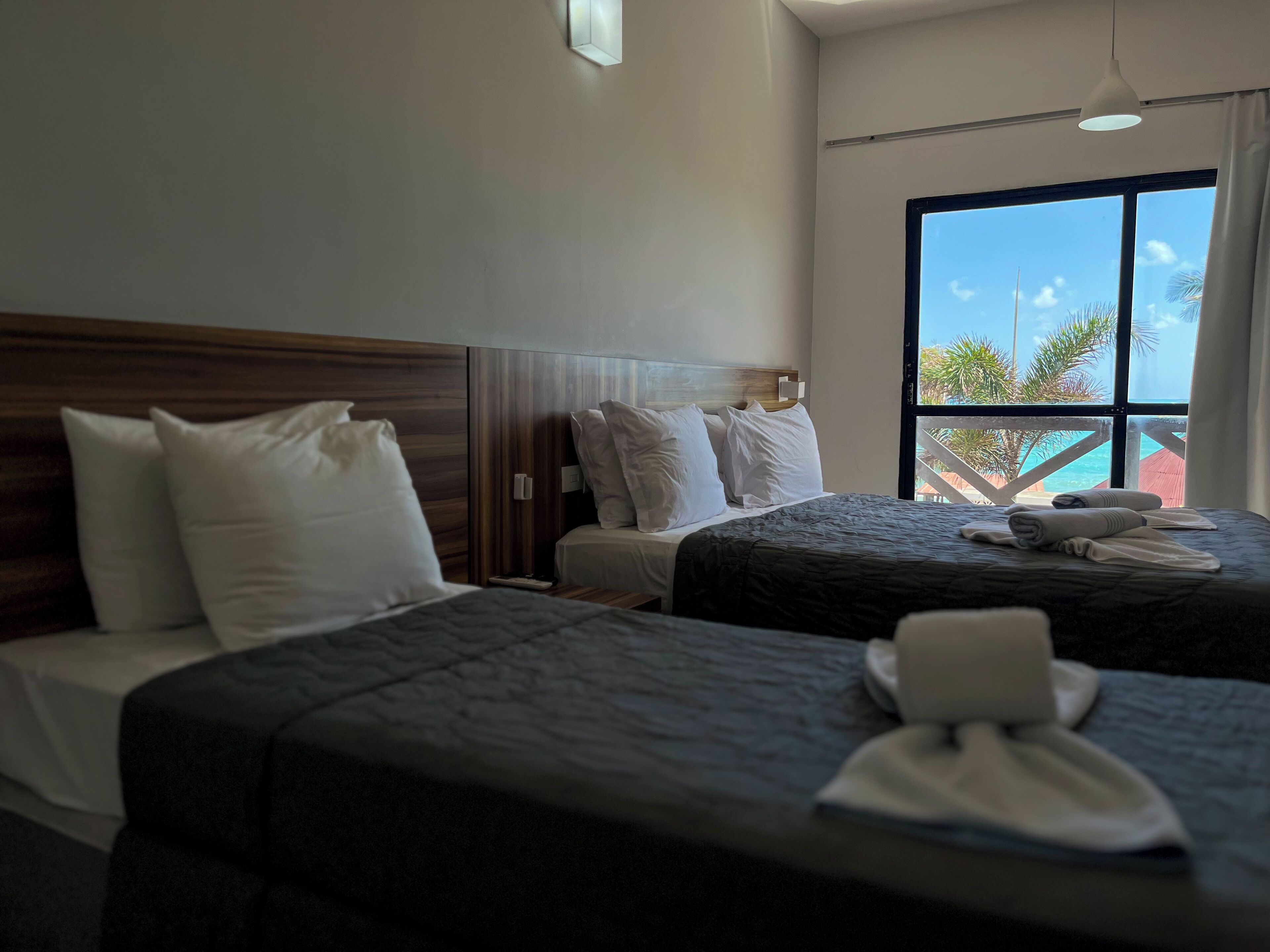 Quarto superior, vista para o mar | Frigobar, berços grátis, Wi-Fi de cortesia, roupa de cama