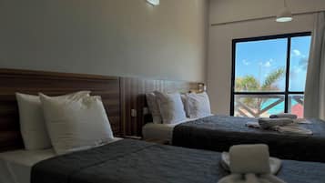 Quarto superior, vista para o mar | Frigobar, berços grátis, Wi-Fi de cortesia, roupa de cama