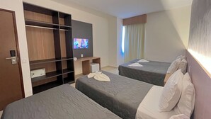 Rom – standard, hageutsikt | Minibar (inkludert), safe på rommet og barnesenger (inkludert)