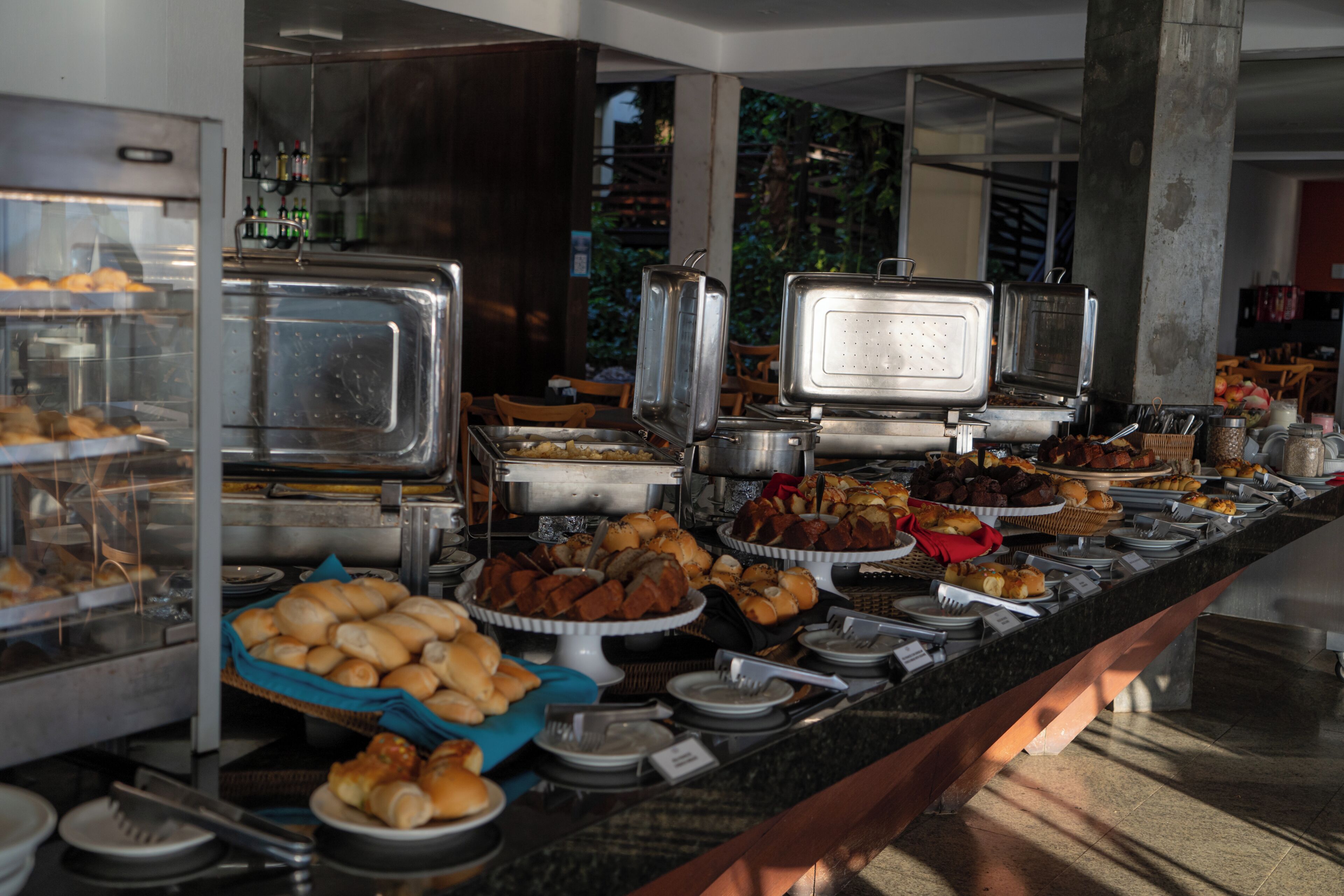 Ein Buffet mit verschiedenen Speisen und Geschirr.