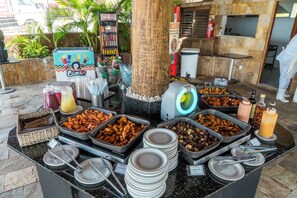 Se sirven desayunos, comidas y cenas con vista al mar 