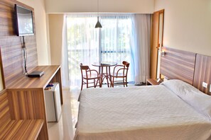 Chambre supérieure double ou avec lits jumeaux, vue sur la mer | Minibar, lit de bébé (gratuit), literie fournie