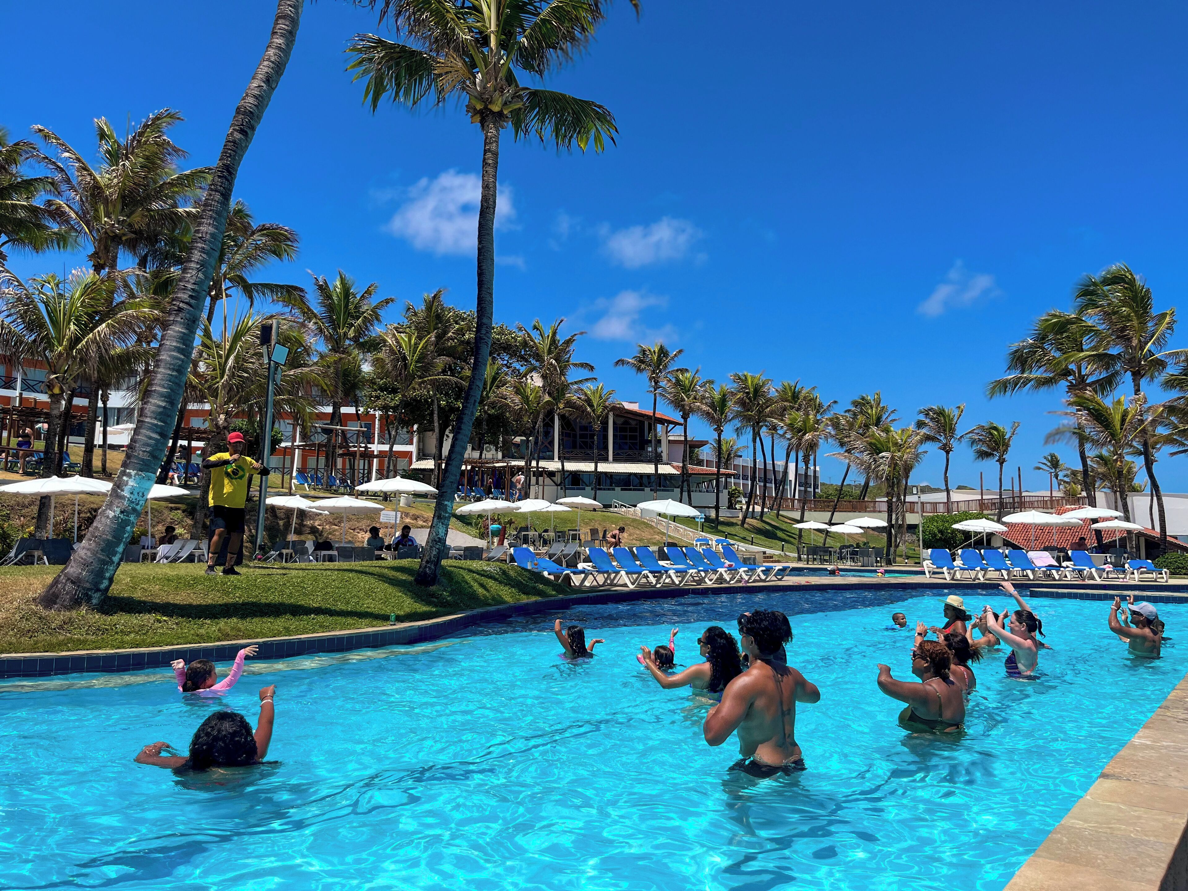 Piscina externa, espreguiçadeiras