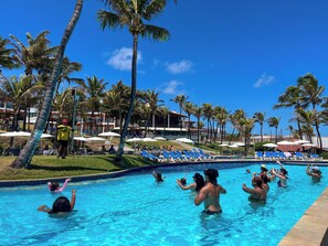 Utendørsbasseng og solsenger