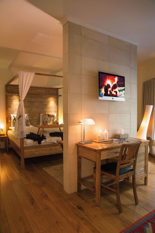 2 bedrooms, premium bedding, in-room safe, desk
