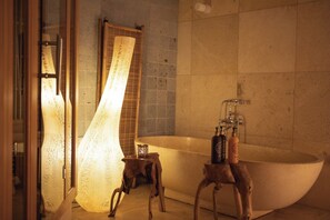 Un sauna, una bañera de hidromasaje, baño turco