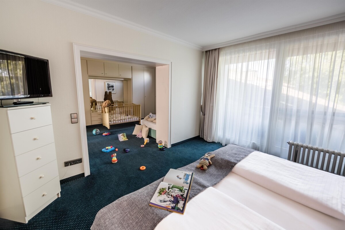 Familiekamer, 1 tweepersoonsbed, uitzicht op meer | Een minibar, een kluis op de kamer, een laptopwerkplek