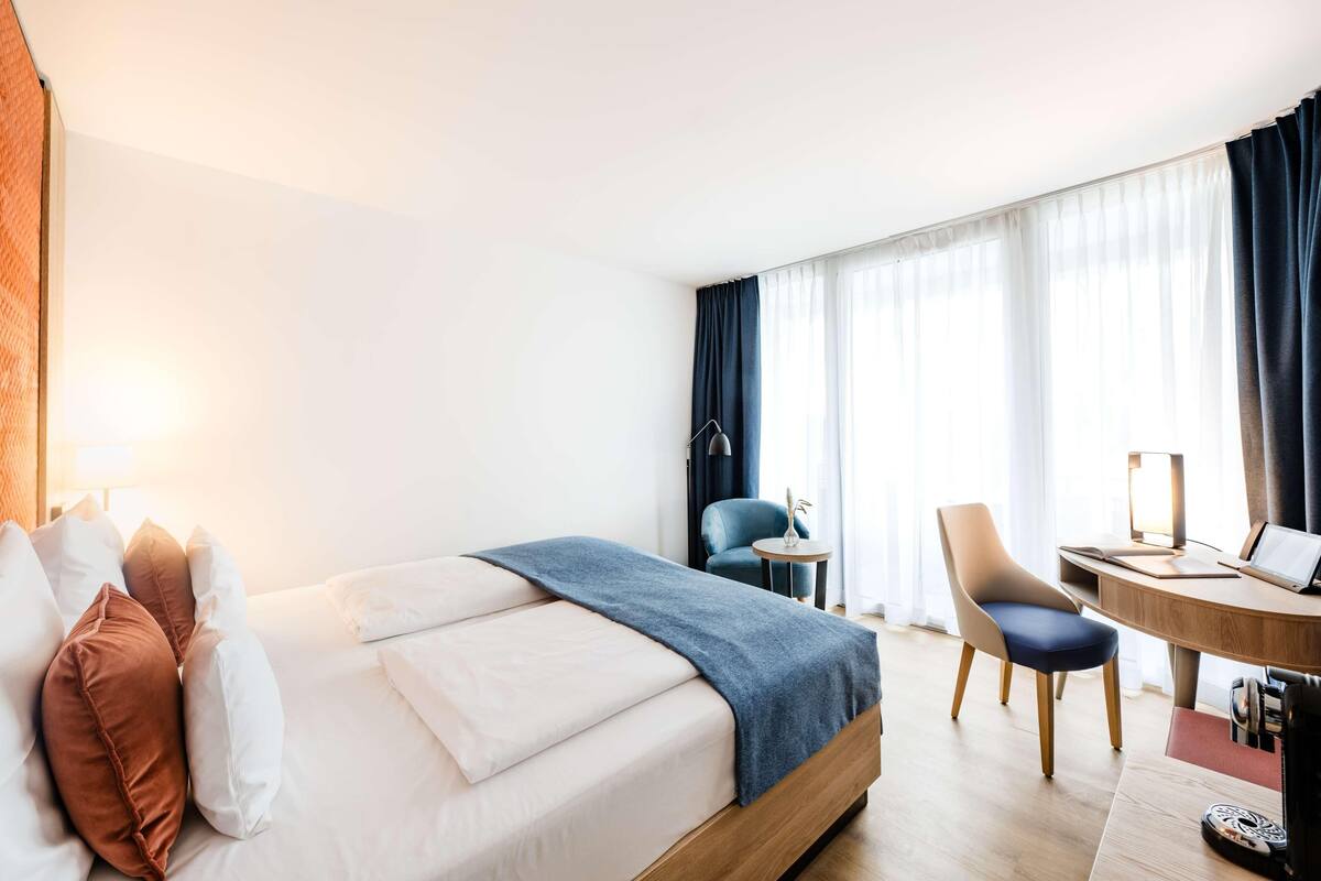 Een minibar, een kluis op de kamer, een laptopwerkplek