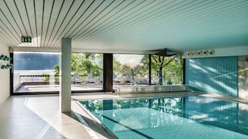 Piscine couverte, parasols de plage, chaises longues