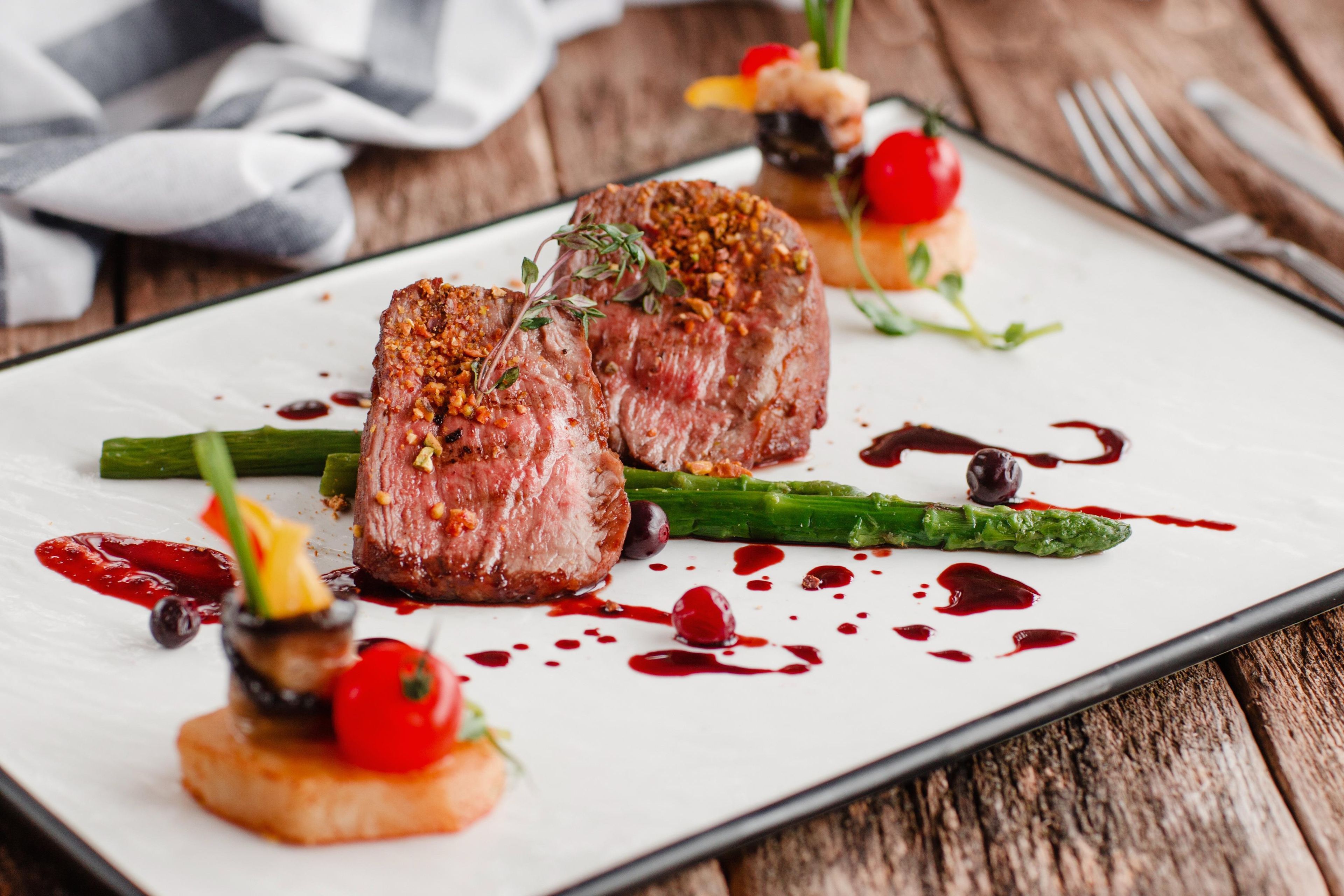 Un plato de comida con carne y verduras.