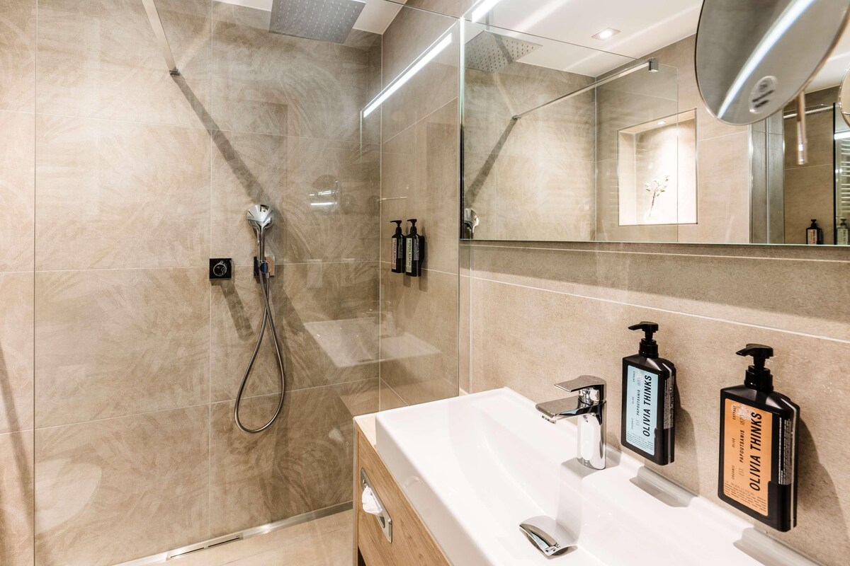 Bathroom | Combined shower/tub, hair dryer, slippers, towels