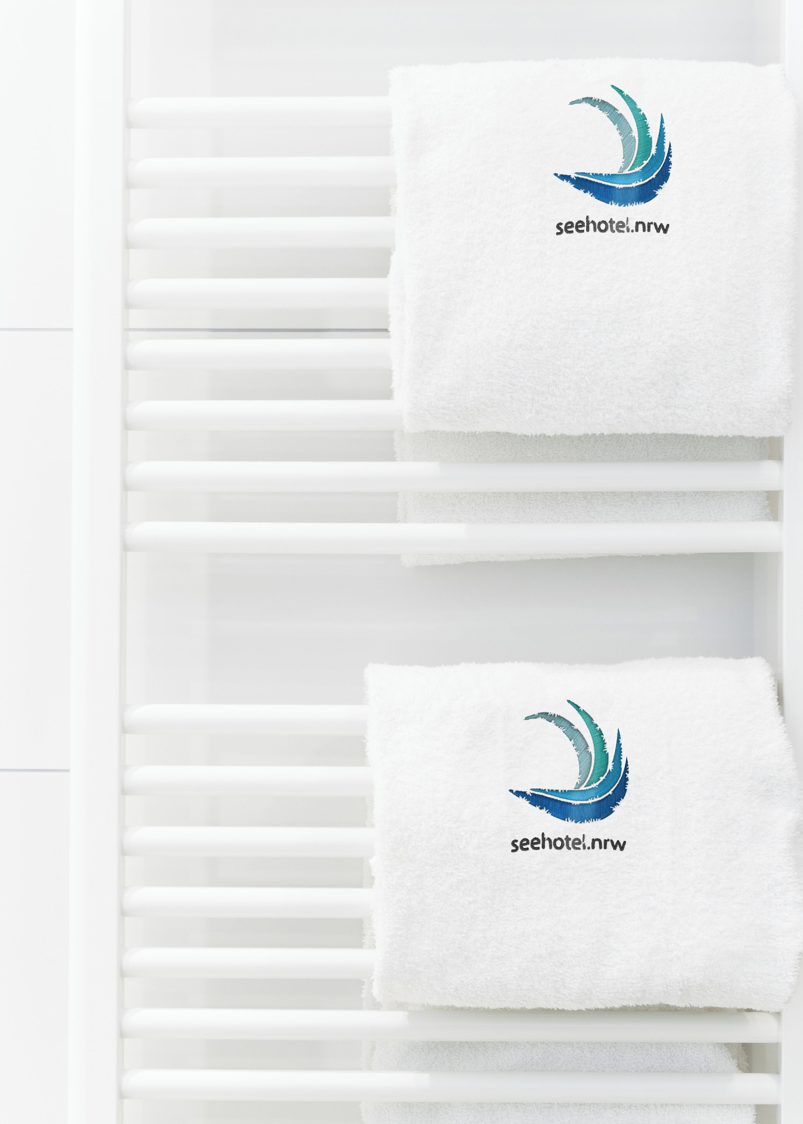 Suihkun ja ammeen yhdistelmä, hiustenkuivaaja, tohvelit, pyyhkeet