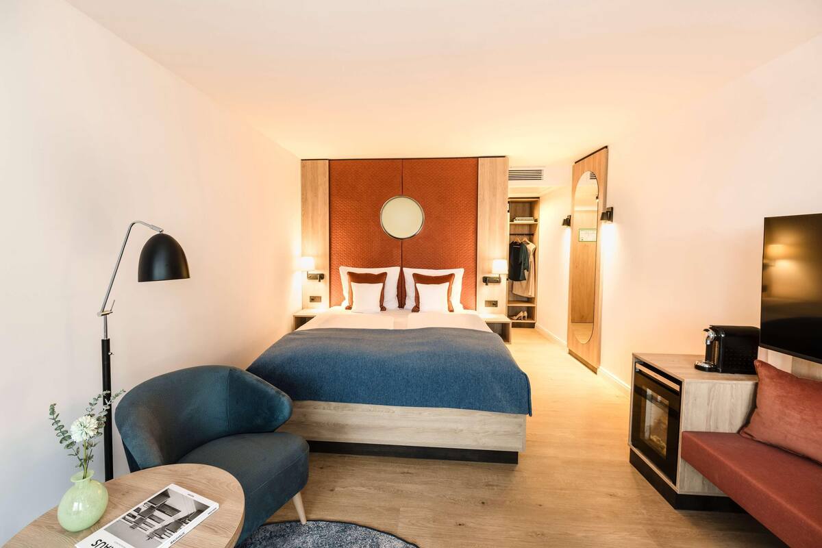 Een minibar, een kluis op de kamer, een laptopwerkplek