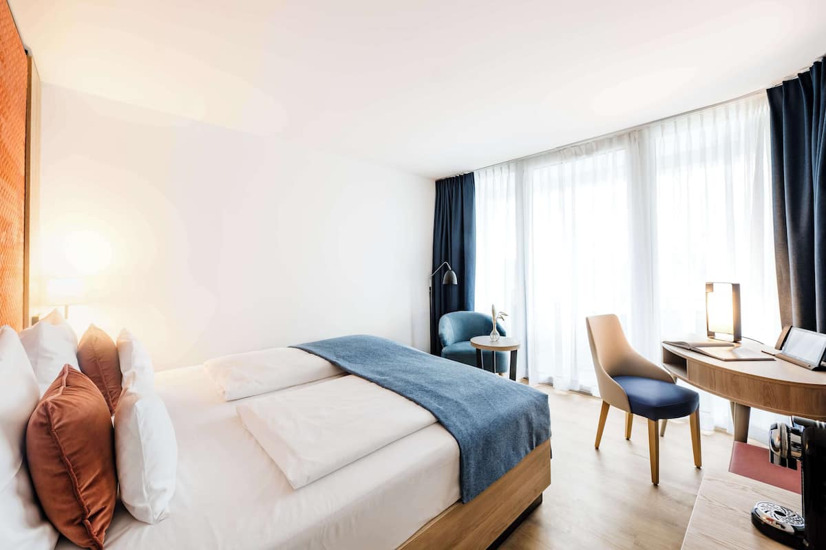 Standaard kamer, 1 tweepersoonsbed, balkon, uitzicht op meer (Walk-in Shower) | Een minibar, een kluis op de kamer, individueel gedecoreerd