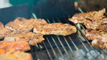 Gebratenes Steak auf einem Grill.