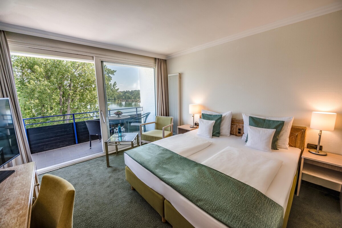 Standard Room, 2 Single Beds, Balcony, Lake View | Minibar, in-room safe, laptop workspace, blackout curtains