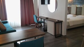 A hotel room with a bed, a desk, a chair, and a sofa. - Metropolitan Hotel (Thessaloniki)