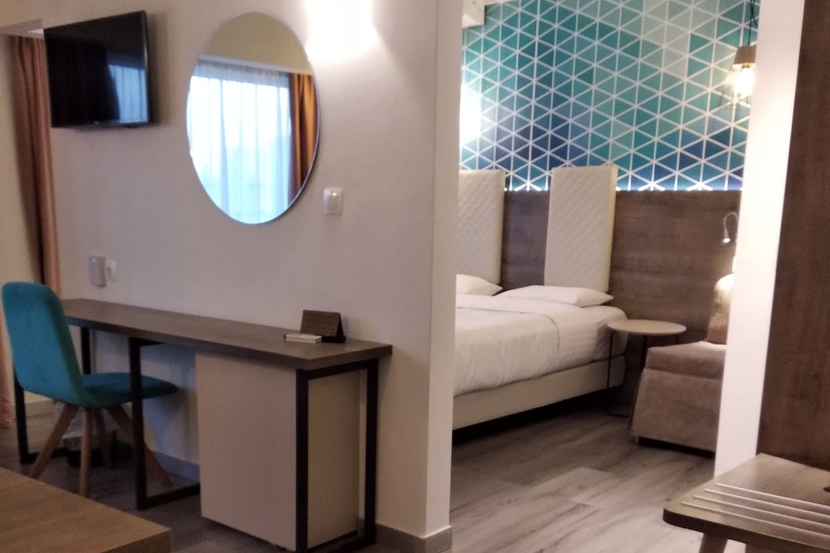 Suíte premium, 1 quarto | Escrivaninha, quartos à prova de som, ferros/tábuas de passar roupa