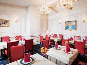 5 restaurants, breakfast served