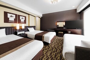 Habitación de hotel con dos camas, televisión, escritorio y ventana grande.