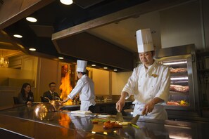 5 間餐廳；供應早餐、午餐和晚餐