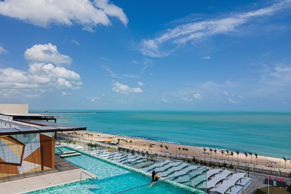 Piscine couverte, accès possible de 09 h 00 à 20 h 00, chaises longues 