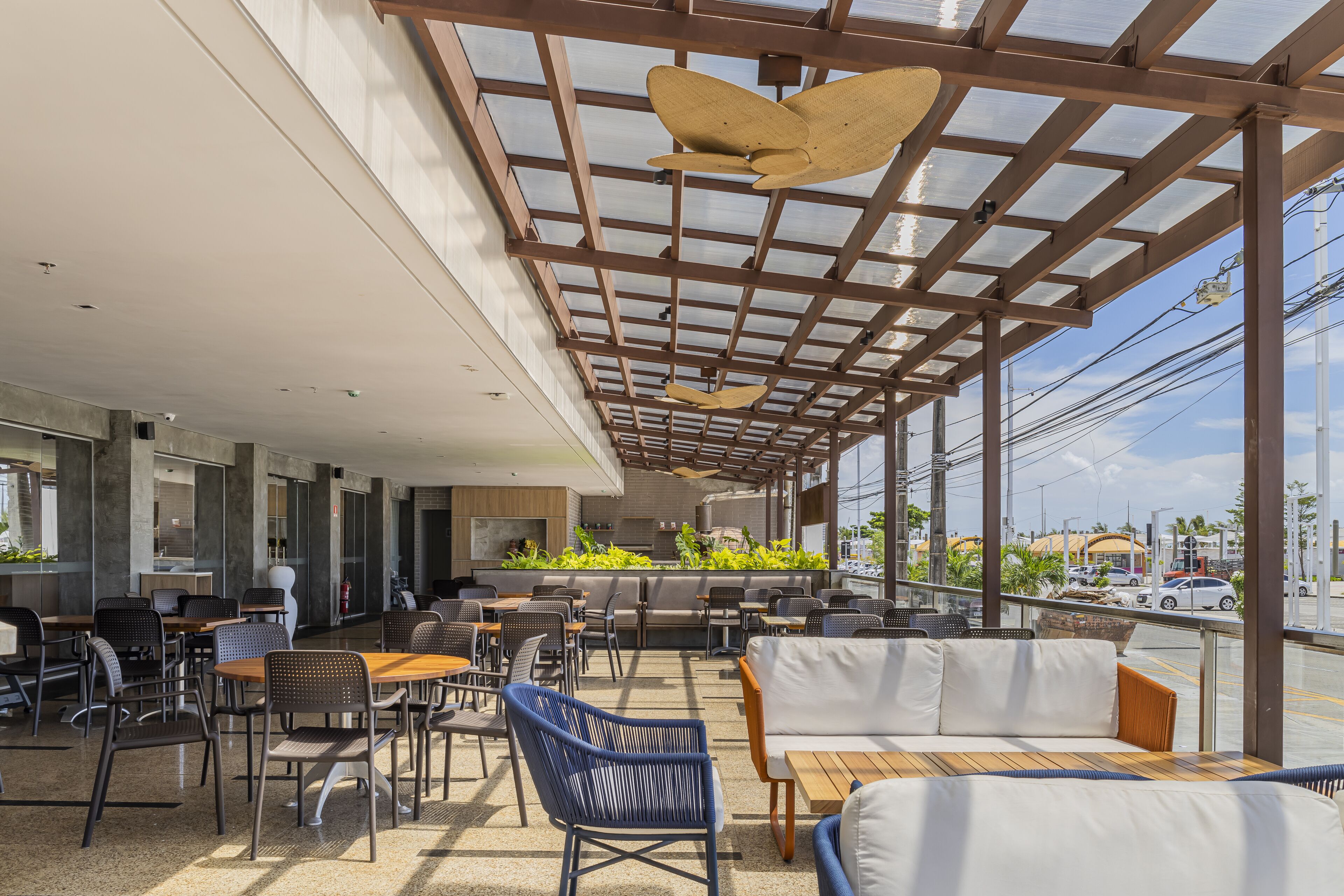 2 restaurants, breakfast, lunch, dinner served; italian cuisine