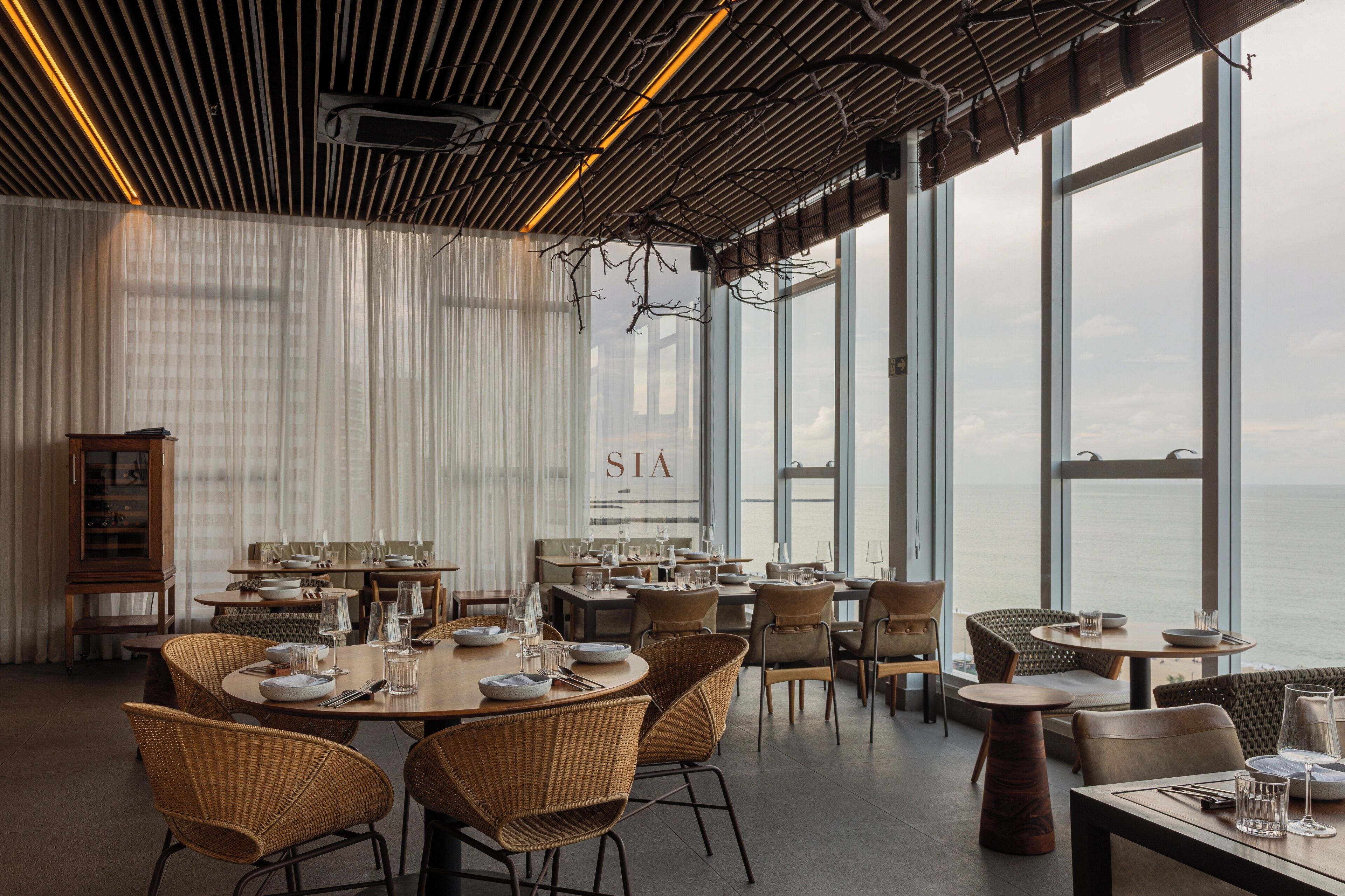 2 restaurants; breakfast, lunch and dinner served 