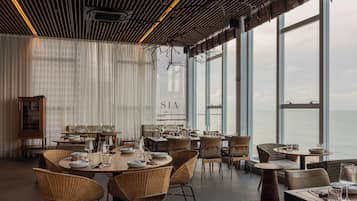 2 restaurants; breakfast, lunch and dinner served