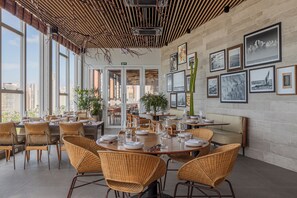 2 restaurantes; se sirve desayuno, almuerzo y cena; cocina italiana