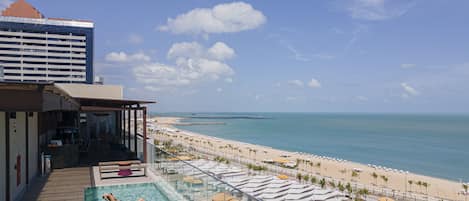 Piscine couverte, accès possible de 09 h 00 à 19 h 00, chaises longues
