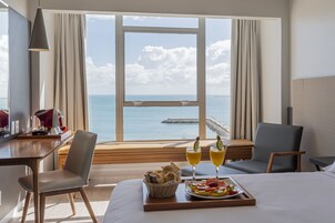 Deluxe Casal Frente Mar | Premium bedding, minibar, in-room safe, individually decorated