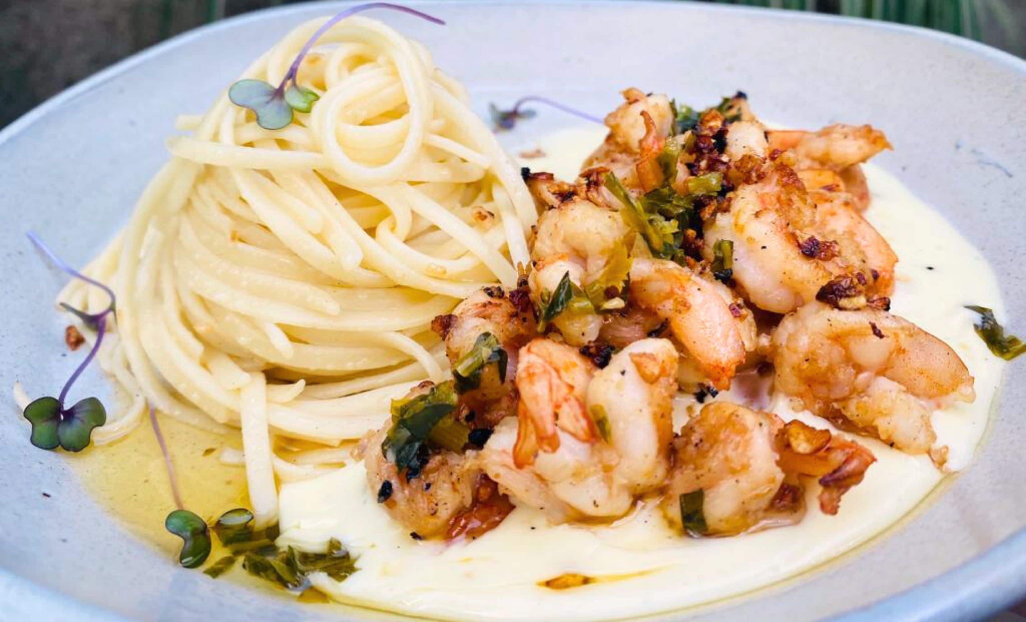 Pasta med rejer og en cremet sauce.